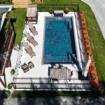 Piscine creusée en fibre de verre Mova, modèle 14x28 avec pente, finition Diamant couleur Gris Lunaire, chez PurPiscine