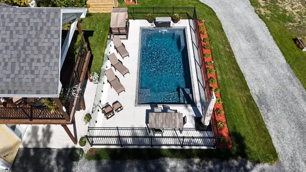Piscine creusée en fibre de verre Mova, modèle 14x28 avec pente, finition Diamant couleur Gris Lunaire, chez PurPiscine