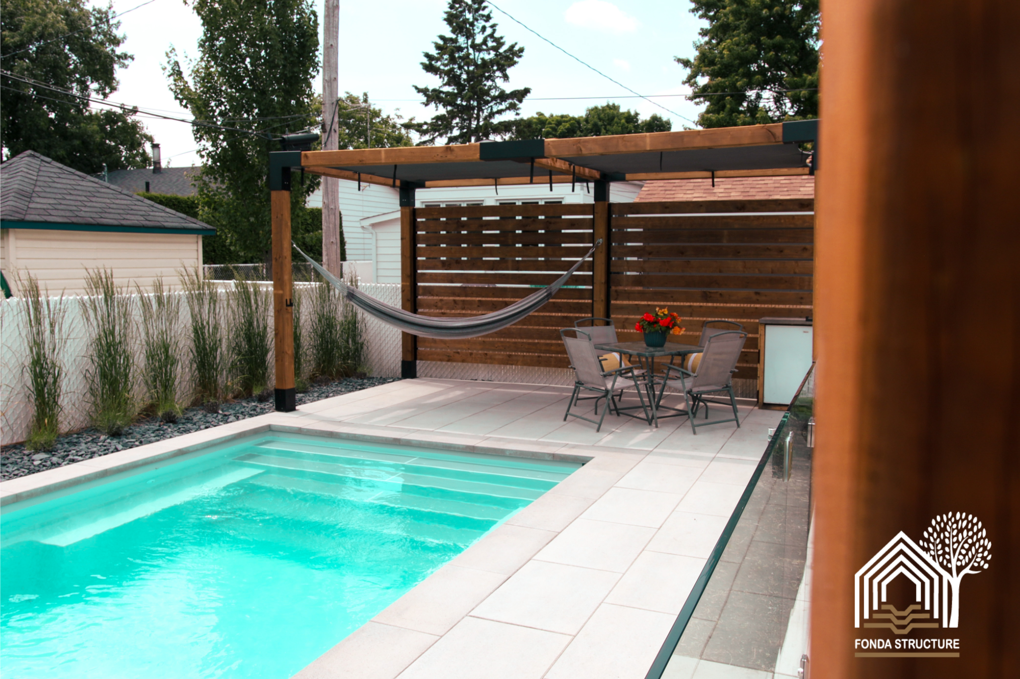 Piscine creusée en fibre de verre Mova, modèle 11x19, finition Diamant couleur Blanc Coton, chez Fondastructure