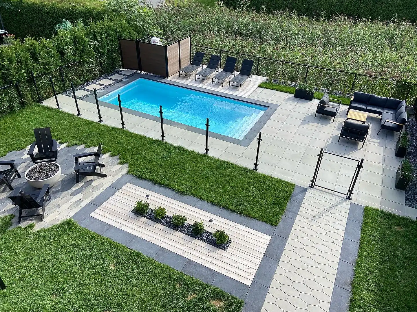 Piscine creusée en fibre de verre Mova, modèle 11x23, finition Diamant couleur Loup Gris, chez FondaStructure