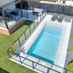 Piscine creusée en fibre de verre Mova, modèle 11x23, finition Diamant couleur Gris