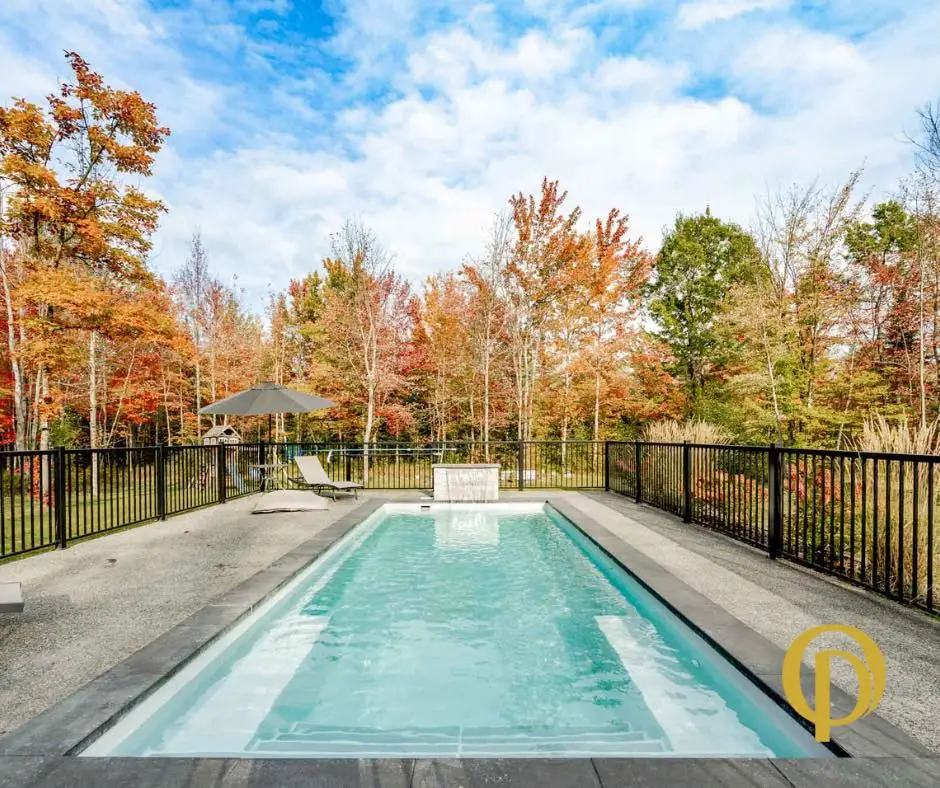 Piscine creusée en fibre de verre Mova, modèle 11x25, finition Diamant couleur Blanc Coton, chez OP
