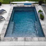 Piscine creusée en fibre de verre Mova, modèle 12x20, finition Diamant couleur Gris Lunaire, chez PurPiscine