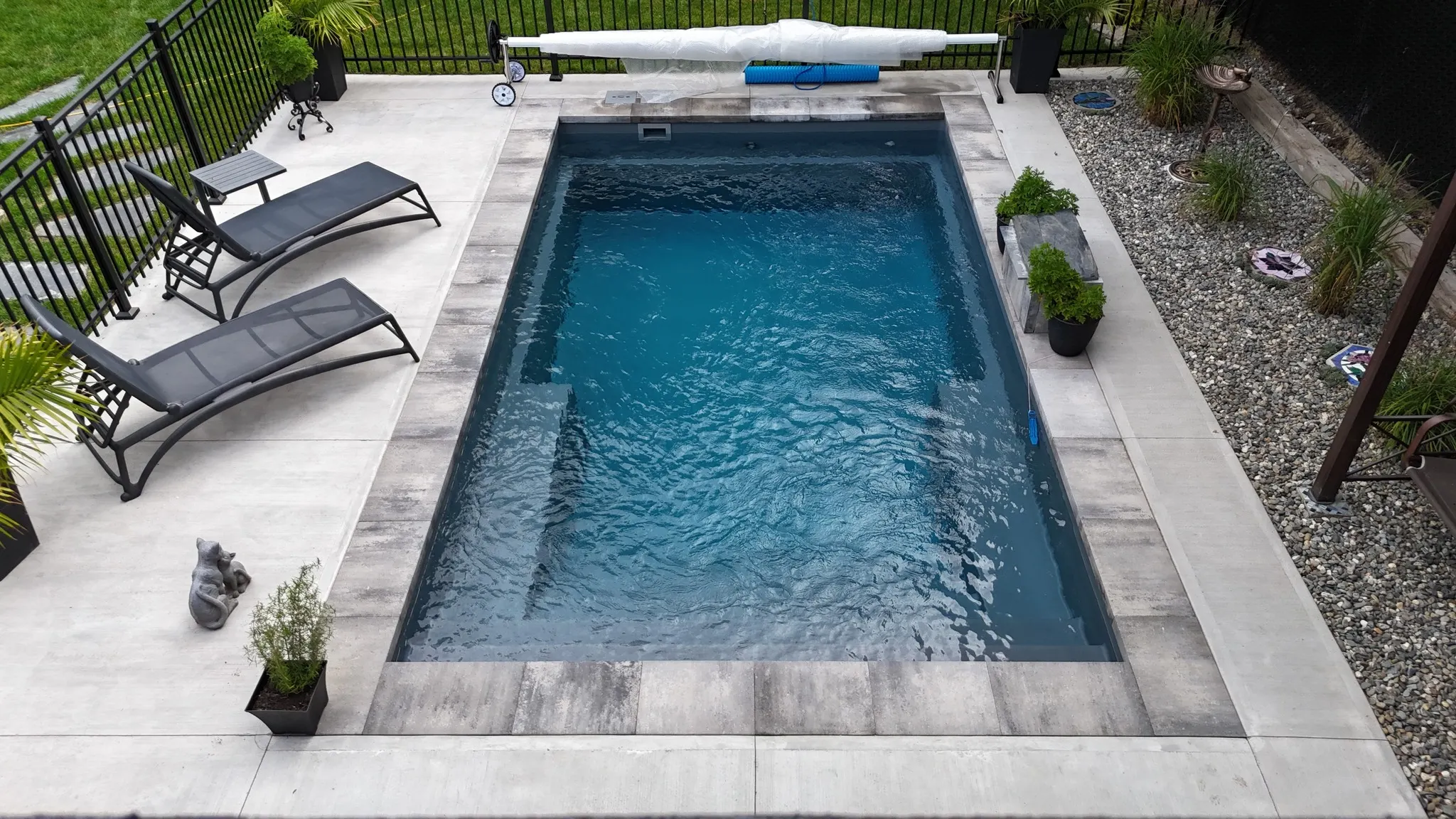 Piscine creusée en fibre de verre Mova, modèle 12x20, finition Diamant couleur Gris Lunaire, chez PurPiscine