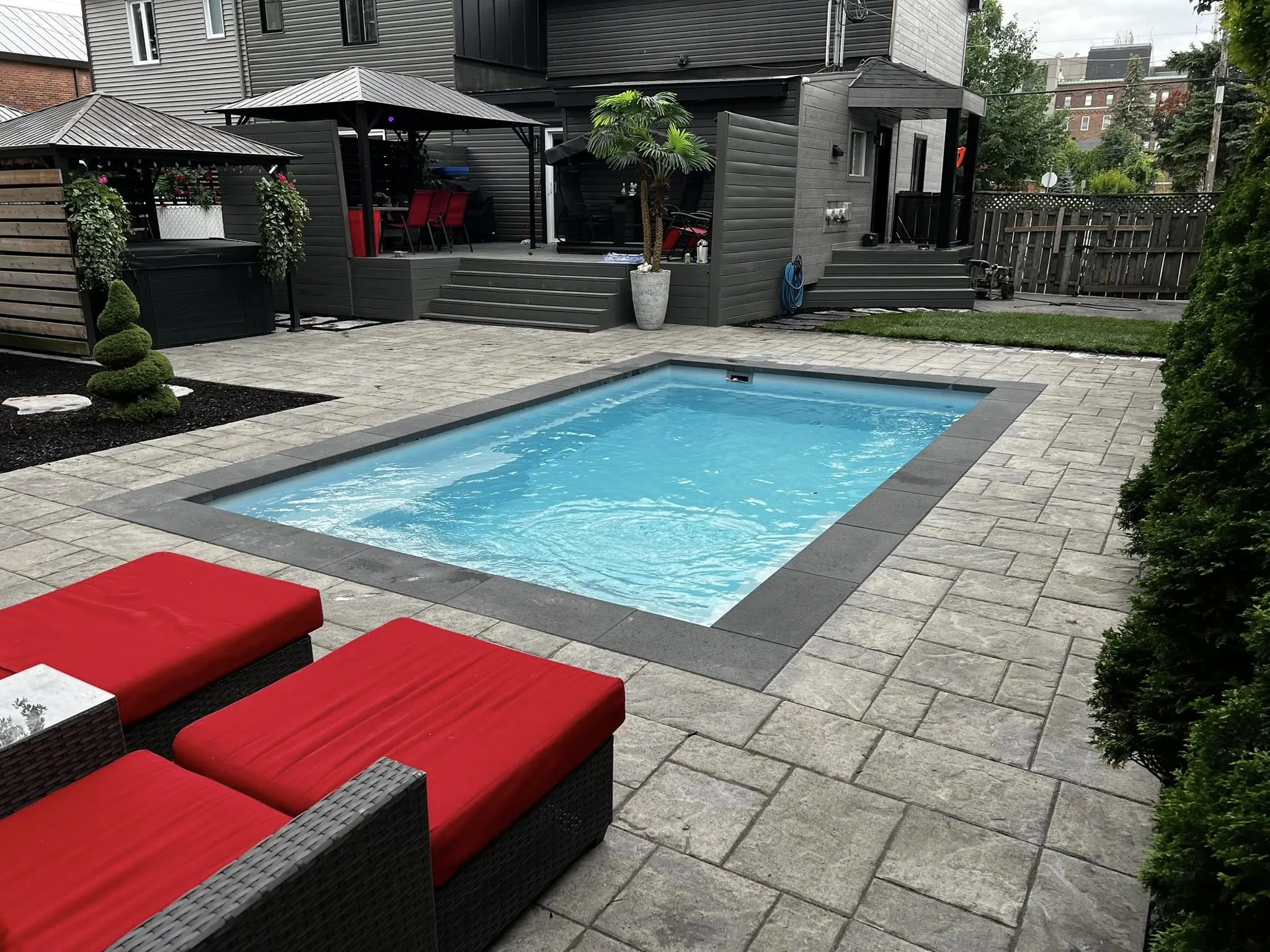 Piscine creusée en fibre de verre Mova, modèle 12x20, finition Diamant couleur Loup Gris, chez Pave FJB