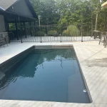 Piscine creusée en fibre de verre Mova, modèle 12x24 avec pente, finition Diamant couleur Fond Rocheux, chez Water&Wellness