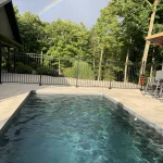 Piscine creusée en fibre de verre Mova, modèle 12x24 avec pente, finition Diamant couleur Fond Rocheux, chez Water&Wellness