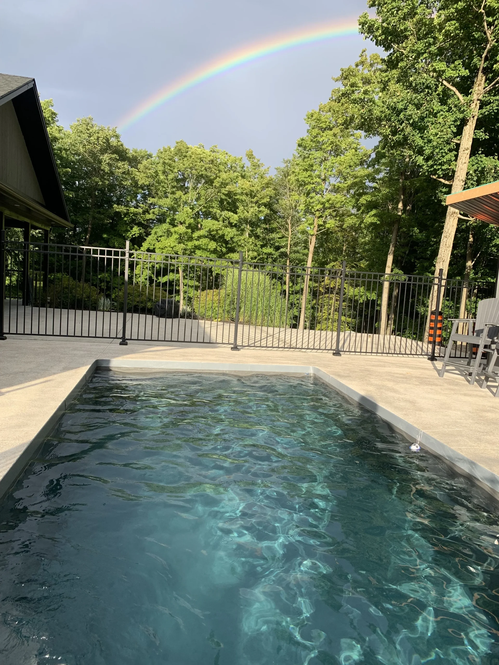 Piscine creusée en fibre de verre Mova, modèle 12x24 avec pente, finition Diamant couleur Fond Rocheux, chez Water&Wellness