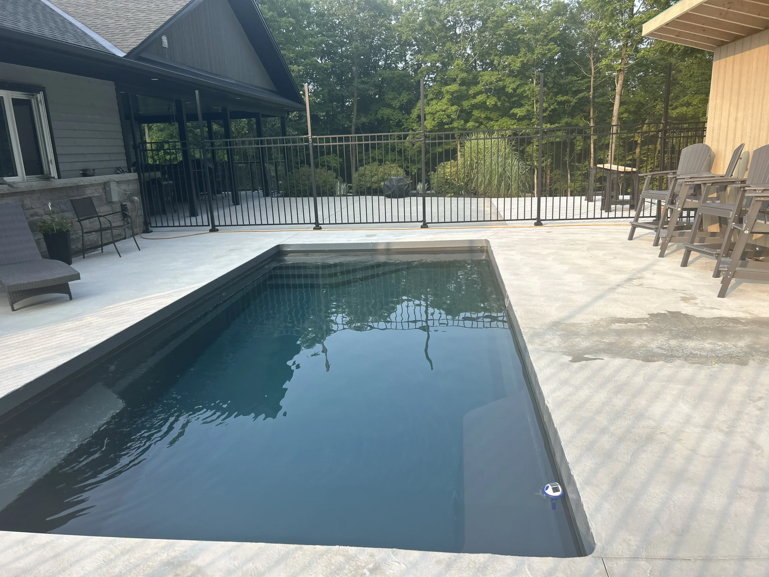 Piscine creusée en fibre de verre Mova, modèle 12x24 avec pente, finition Diamant couleur Fond Rocheux, chez Water&Wellness