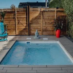 Piscine creusée en fibre de verre Mova, modèle 8x10, finition Diamant couleur Loup Gris, chez FondaStructure
