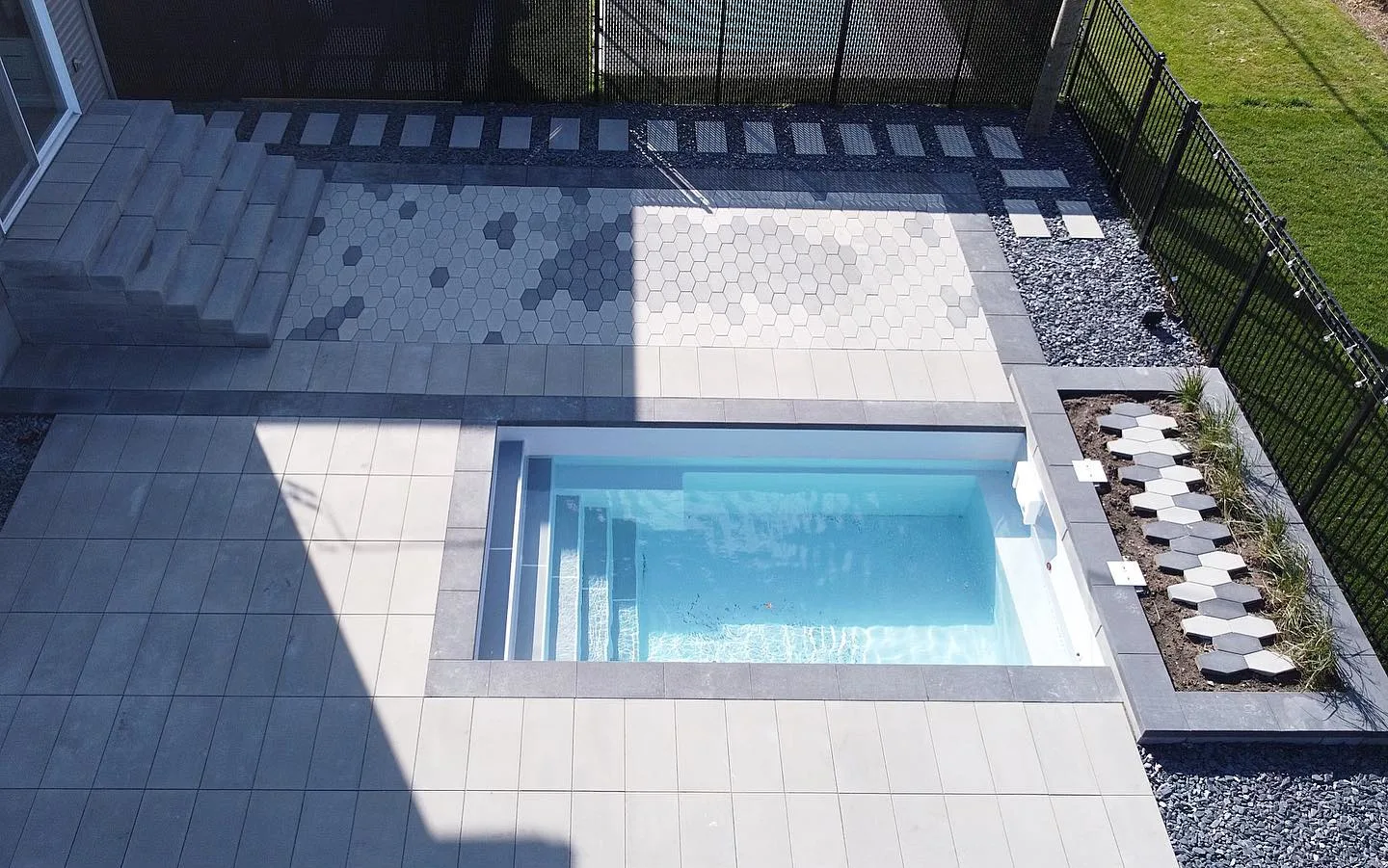 Piscine creusée en fibre de verre Mova, modèle 8x16, finition Diamant couleur Gris