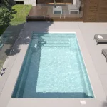 Piscine creusée en fibre de verre Mova, modèle 12x24 - Pente, finition Diamant couleur Mova, ambiance jour